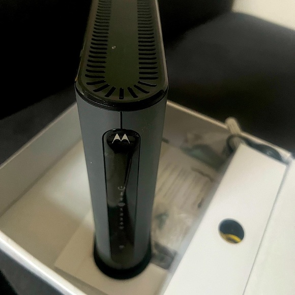 Cable Modem plus Router MG7310 DOCSIS 3.0 - Picture 1 of 4